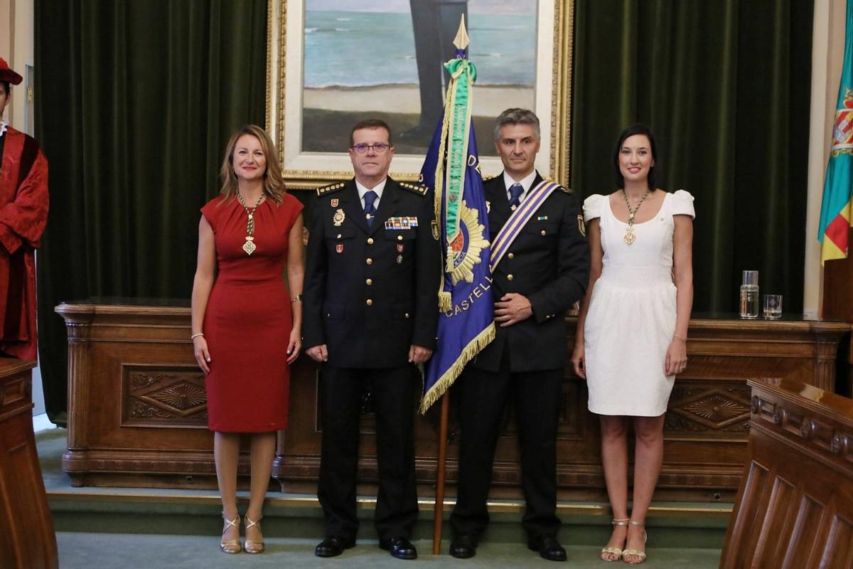 El comisario fefe provincial de la Policía Nacional, Emilio Romero, recogió la distinción.