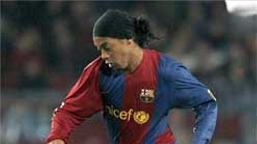 Ronaldinho se perderá los dos próximos partidos del Barça para recuperarse de una amigdalitis