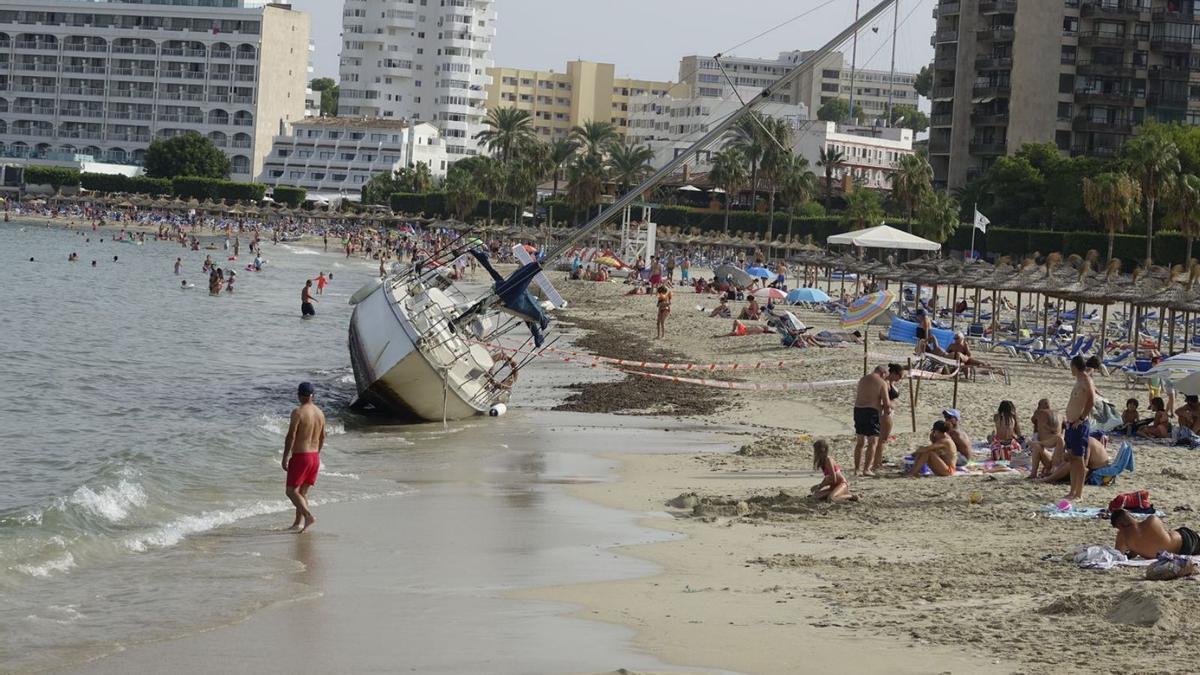 El velero embarrancado en la orilla de la playa de Son Maties, en Palmanova.