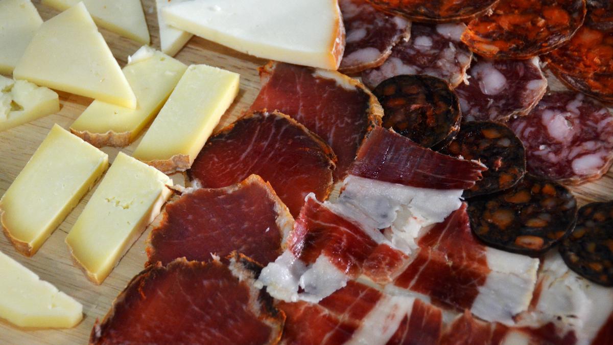Platos y sabores típicos de la campiña sevillana en Carmona.