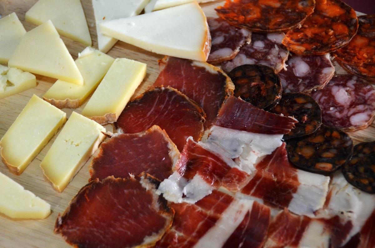 Platos y sabores típicos de la campiña sevillana en Carmona.