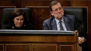 Rajoy mastega xiclet durant el discurs d’investidura de Pedro Sánchez.