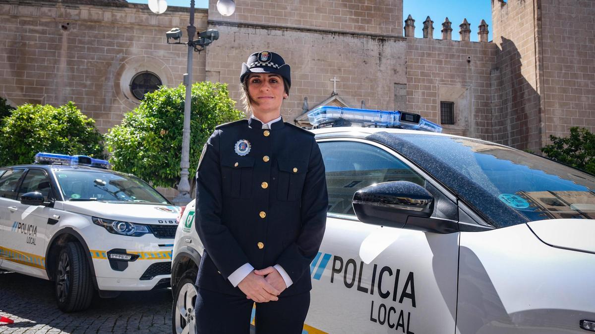 Isabel Menor, nueva agente de policía local en Badajoz.
