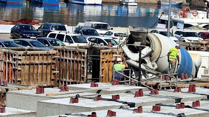 Blocs de formigó preparats per ser posats al port de Sant Feliu de Guíxols.