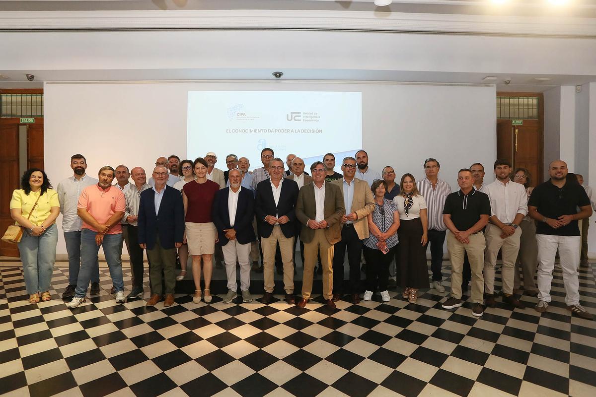Foto de familia tras la presentación de la herramienta