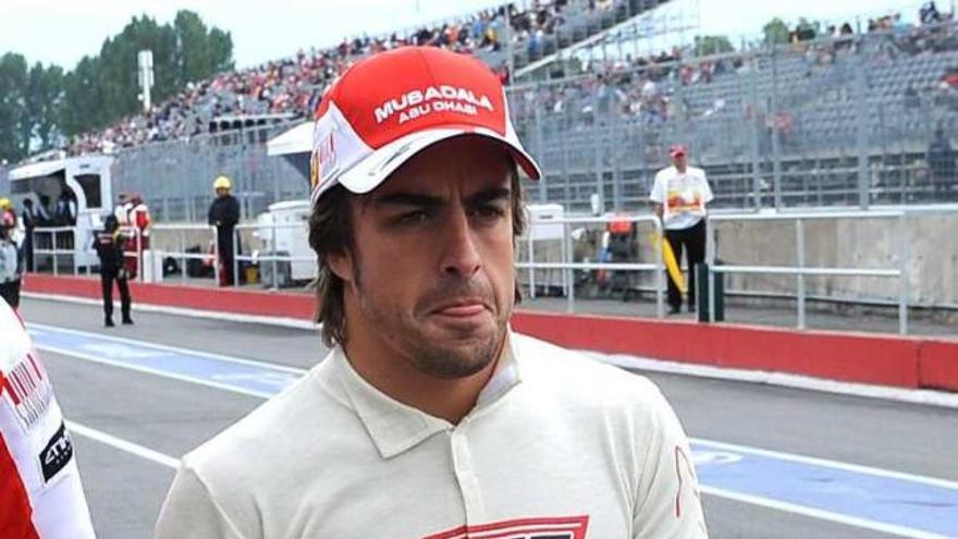 Alonso tira de Ferrari