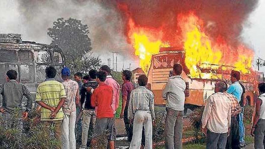 Diez muertos al quemar un autobús