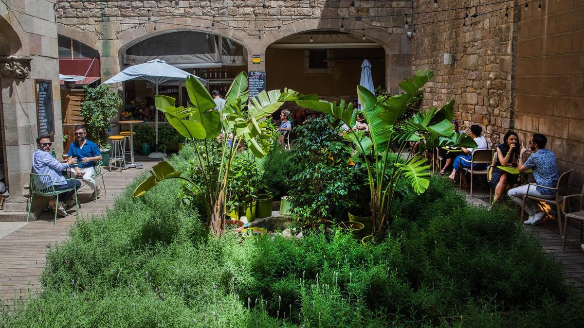 El bar El Jardí se esconde en el patio del Antic Hospital de la Santa Creu. 