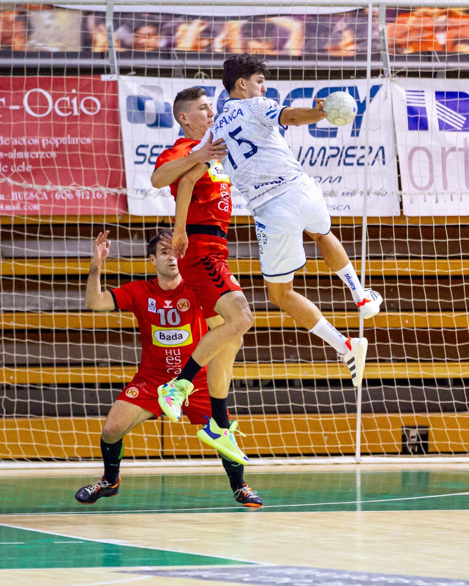 David Iglesias se eleva ante la defensa del Bada Huesca.