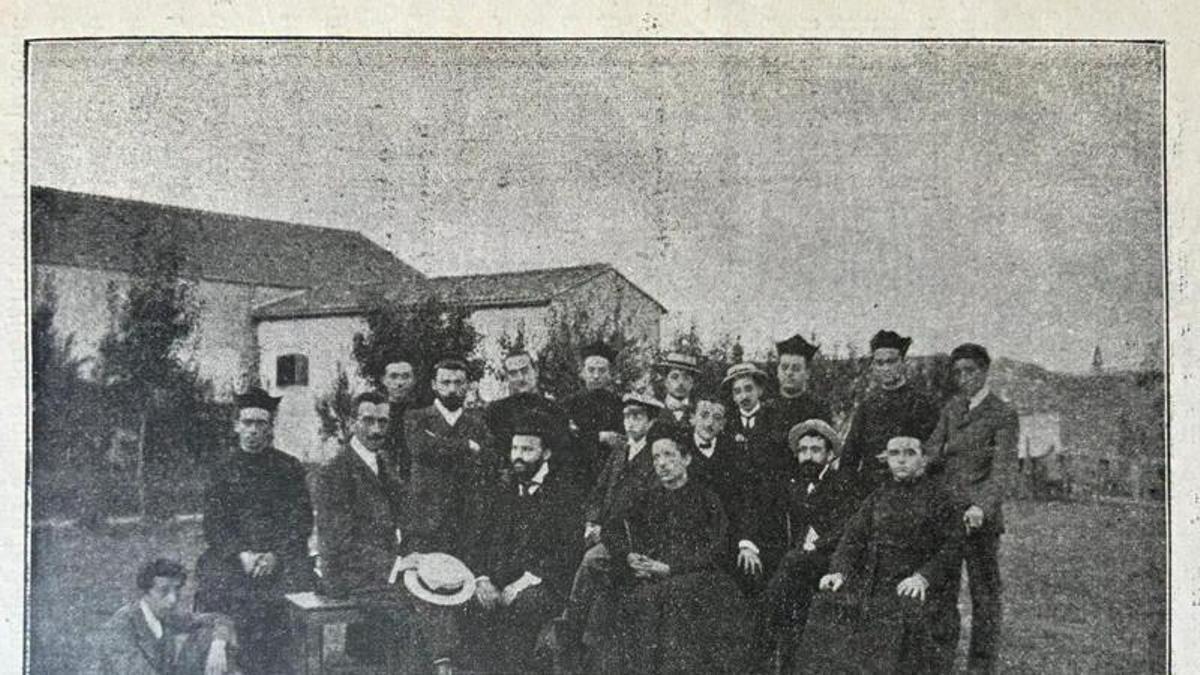 Algunos de los observadores, en una de las páginas del folleto donado al Muséu del Pueblu d'Asturies.