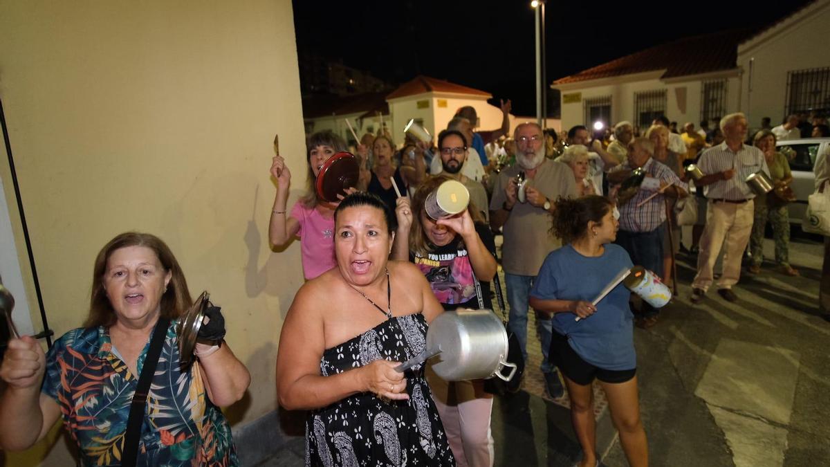 Los vecinos, durante la cacerolada de esta noche.