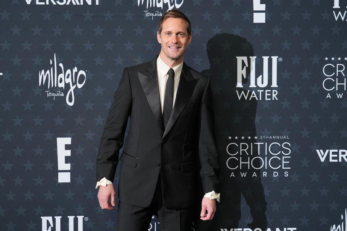 Alexander Skarsgård llega a la 31ª edición de los Critics Choice Awards el domingo 4 de enero de 2026 en The Barker Hanger en Santa Mónica, California (Foto de Jordan Strauss/Invision/AP). 010426132439, 21334631