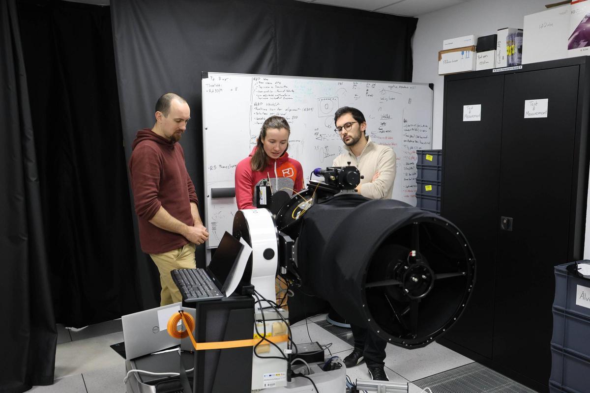 Lukas Tiefenthaler, Hannah Thiel y Xoel Sixto, con un telescopio