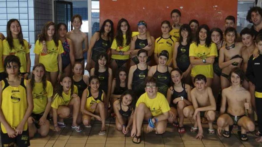 La expedición del Club Deportivo Dragones Caja Rural posa en la piscina de La Palomera (León).