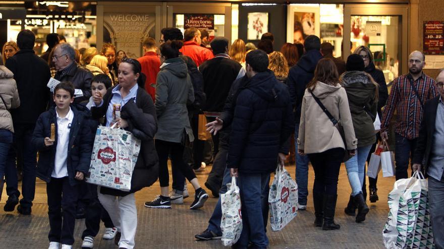 Compras navideñas por el centro de València.