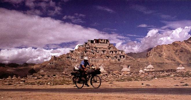 El alemán Heinz Stücke, ante un monasterioen India en 1975.