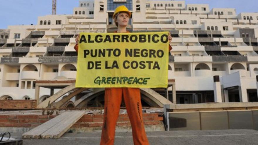 Greenpeace pinta de negro la fachada del hotel El Algarrobico