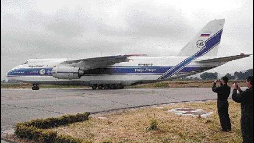 Un Antonov,  tras aterrizar en el aeropuerto de Vigo. / jesús de arcos