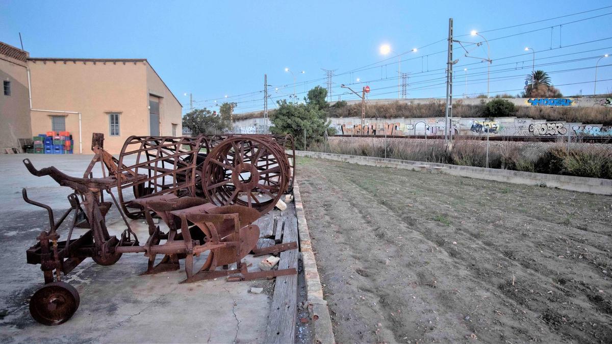 Vías de tren con grafitis junto a la huerta protegida de La Punta