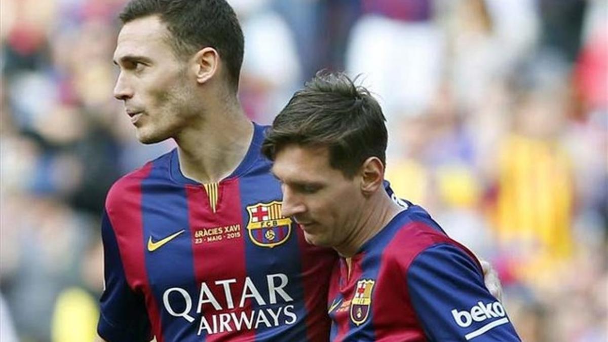 Vermaelen, junto a Messi durante el partido ante el Deportivo