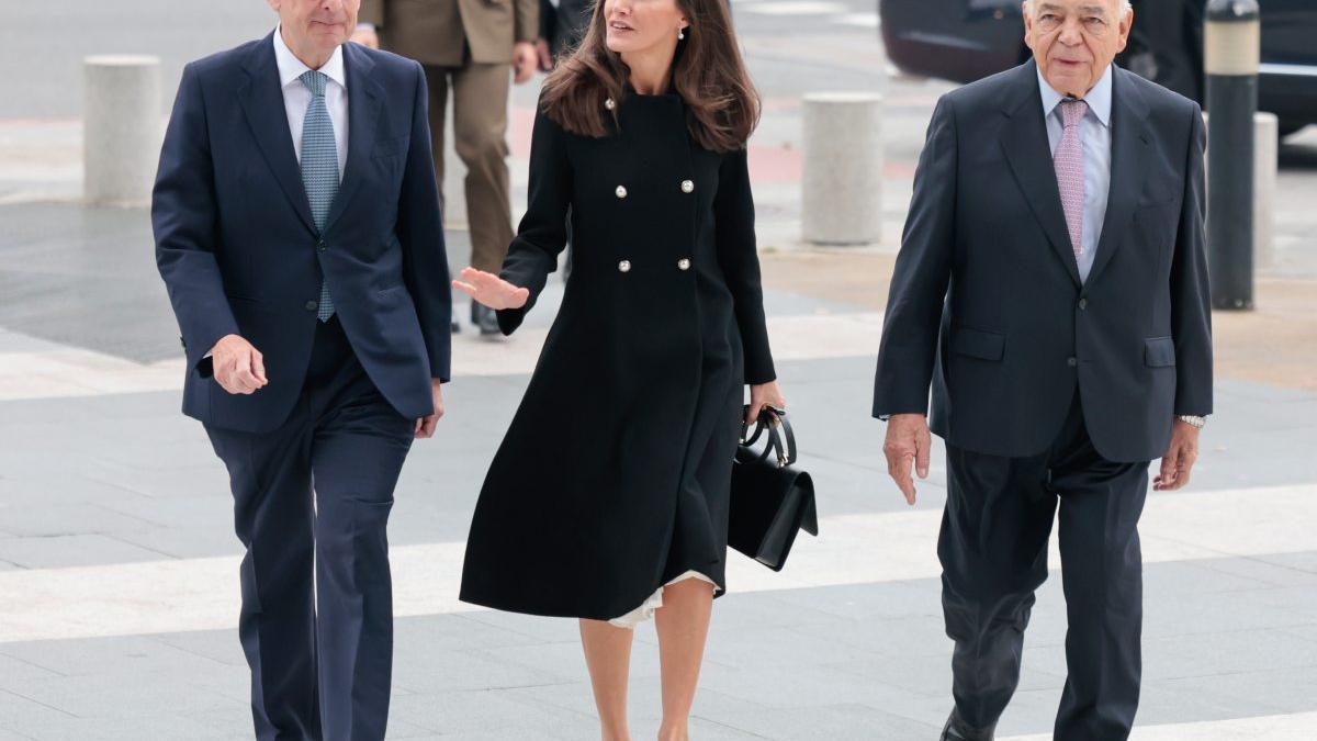 La reina Letizia rescata el abrigo efecto vestido favorito de Kate Middleton, ¿quién lo lleva mejor?