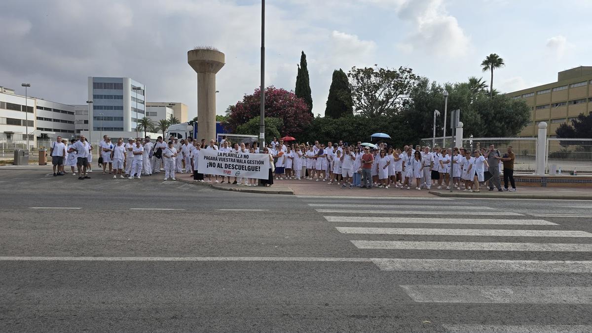 Un momento de la protesta de la plantilla de Lladró, a las puertas de la Ciudad de la Porcelana.