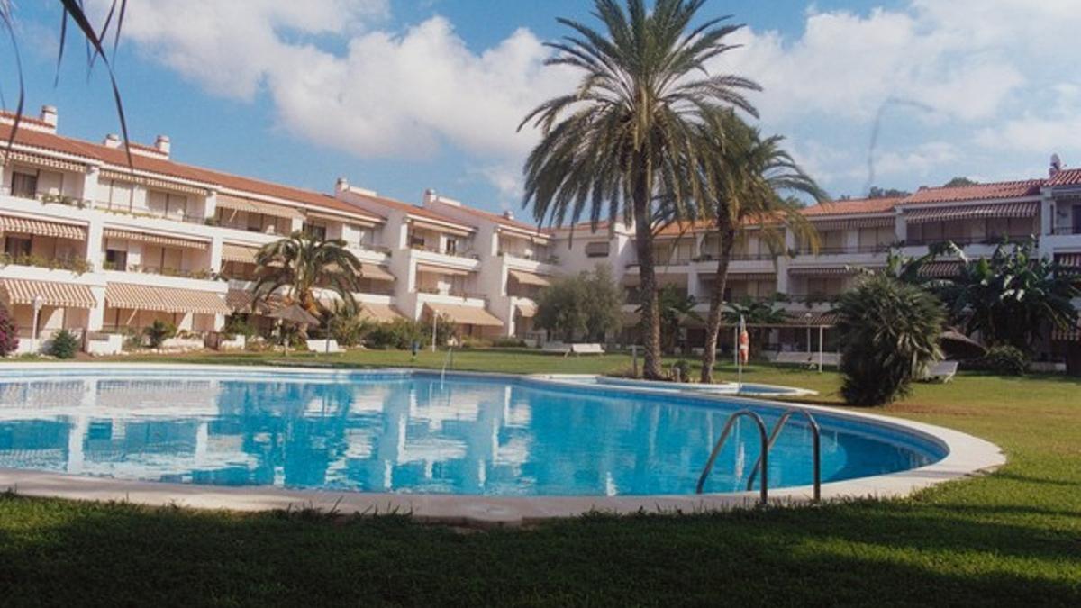 Vistas de la piscina exterior del complejo residencial Ciudad Patricia en Benidorm (Alicante).