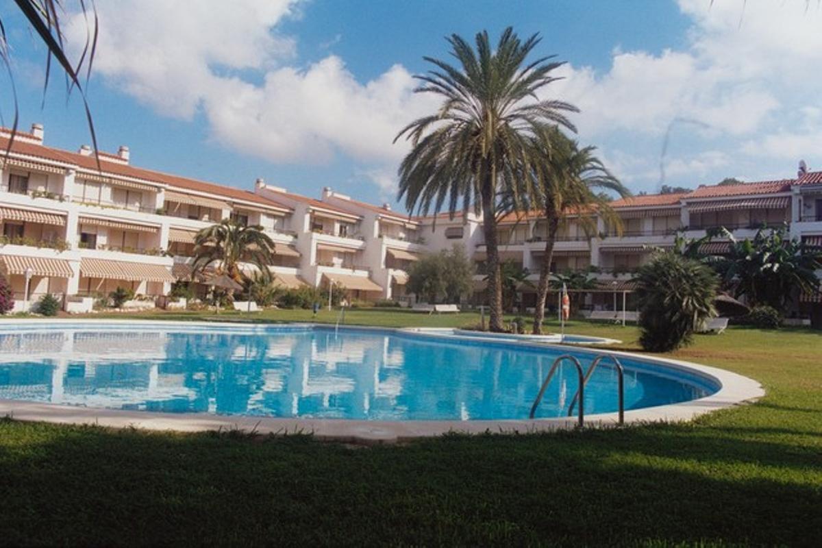 Vistes de la piscina exterior del complex residencial Ciudad Patricia a Benidorm (Alacant). Vistes de la piscina exterior del complex residencial Ciudad Patricia a Benidorm (Alacant).