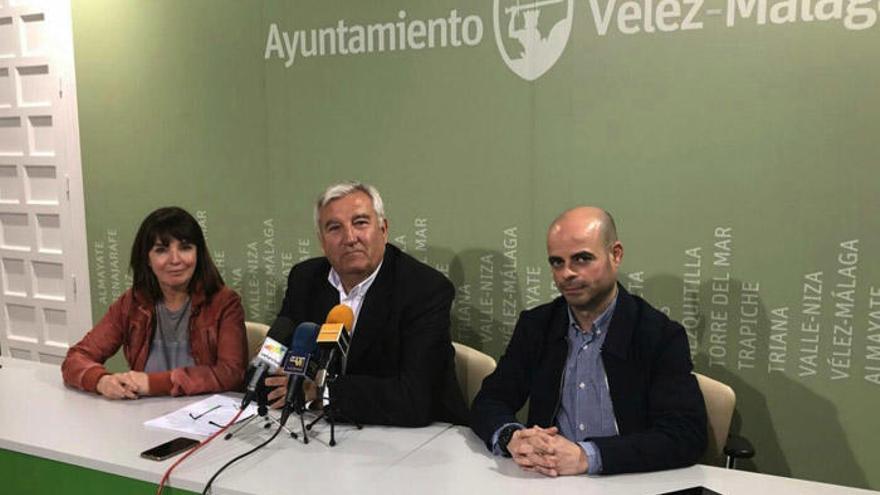 Los andalucistas María José Roberto, Marcelino Méndez-Trelles y Óscar Pérez, en Vélez.