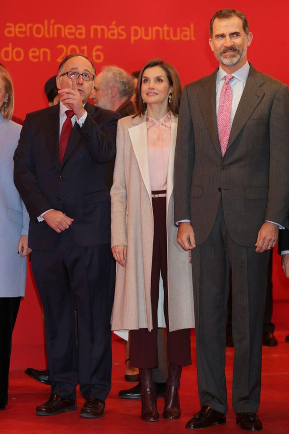 Letizia Ortiz con pantalones granates y botines de Uterqüe