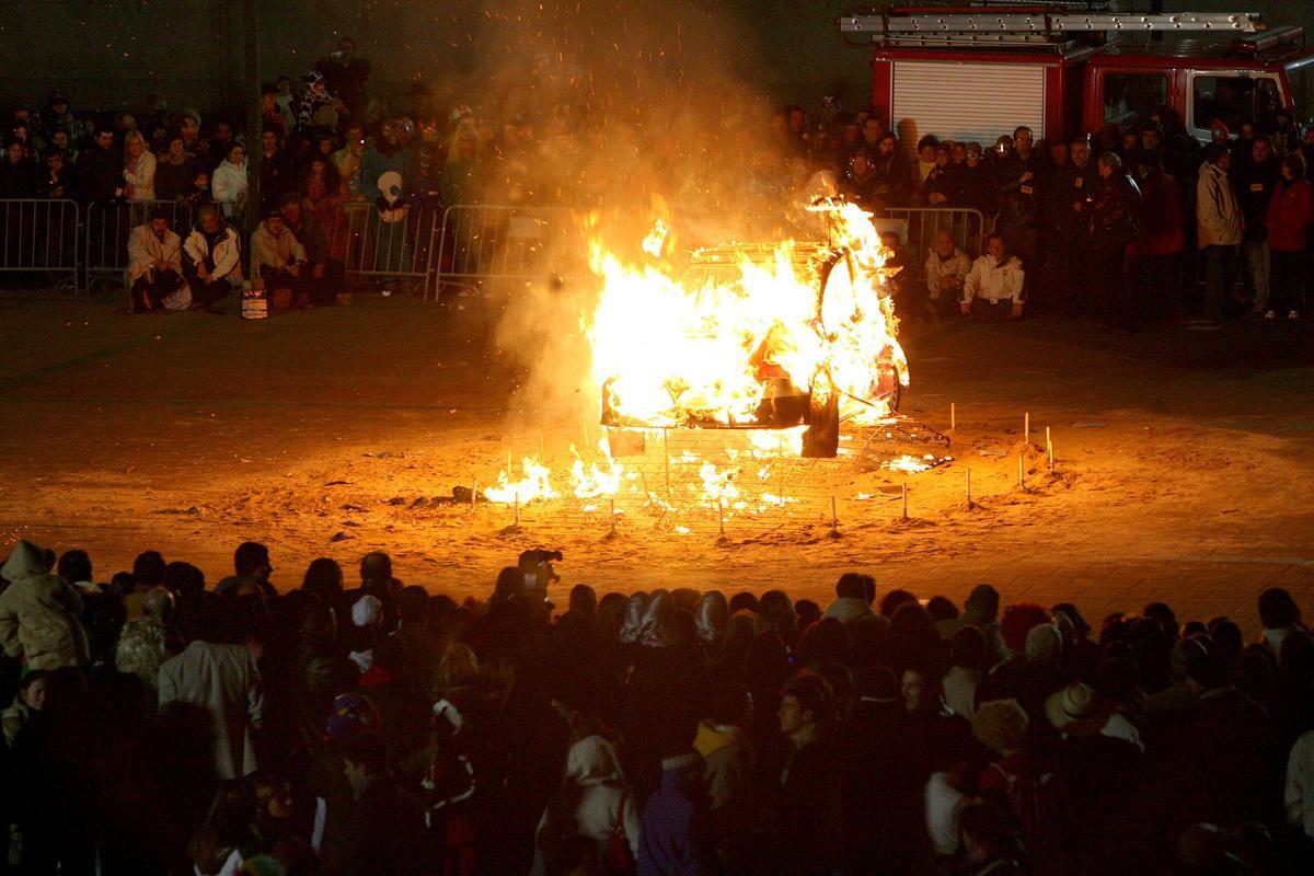 Quema del Meco de 2006 en Vigo, que representó al «multamóvil».