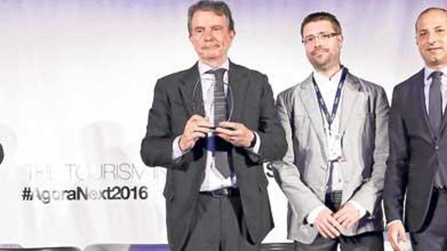 Antonio Catalán recibió ayer el premio de Agora Next por su trayectoria empresarial.