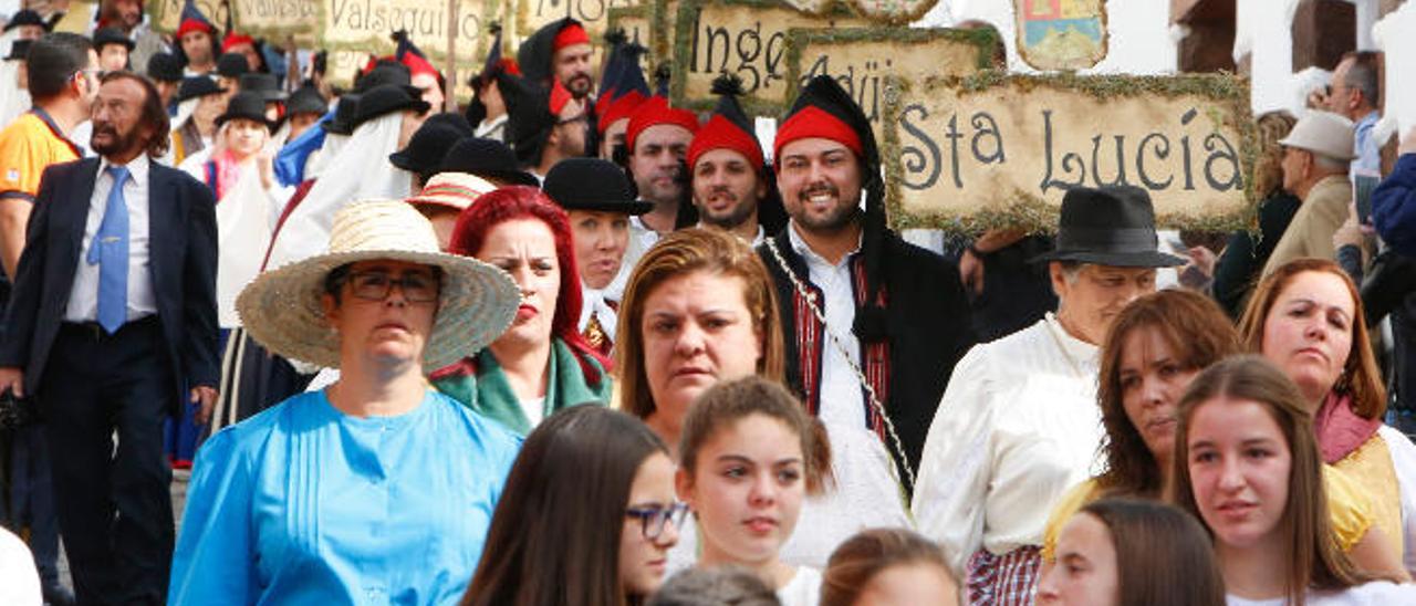 Parte de las parejas de los 21 municipios de Gran Canaria vestidas con sus trajes típicos en la procesión de Santa Lucía.