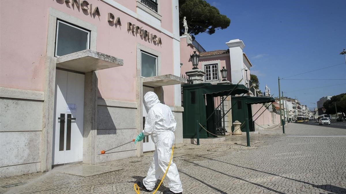 Un trabajador municipal desinfecta las calles próximas al palacio de Belem, sede de la presidencia portuguesa.