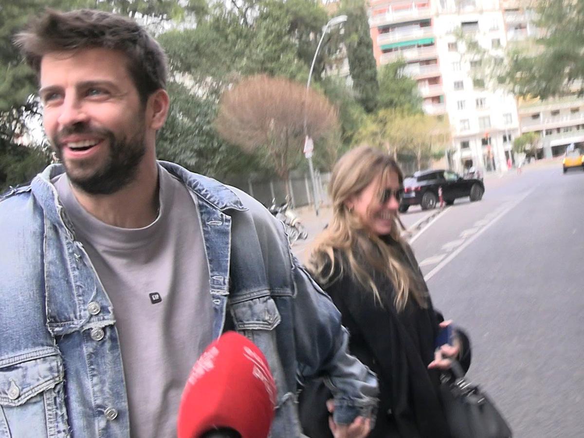 Cogidos de la mano y muy sonrientes, la pareja ha respondido a las preguntas de los medios