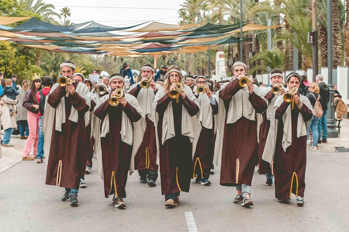 Los Reyes Magos llegan en dromedario a Elche