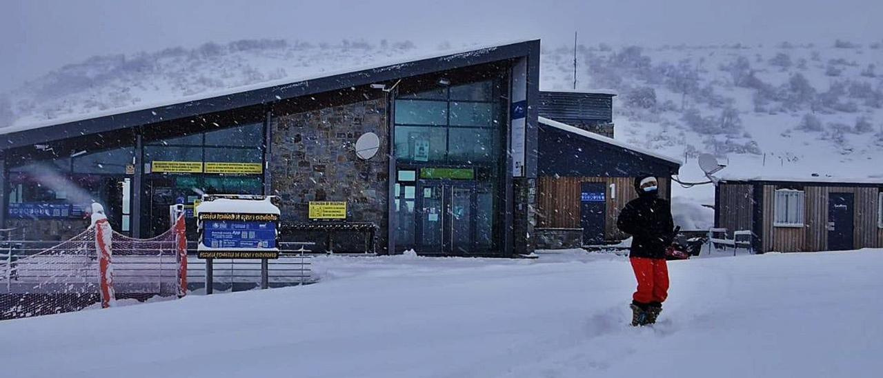 Una trabajadora de Fuentes de Invierno, ayer, con el edificio de servicios y cafetería a su espalda. | L. Camporro