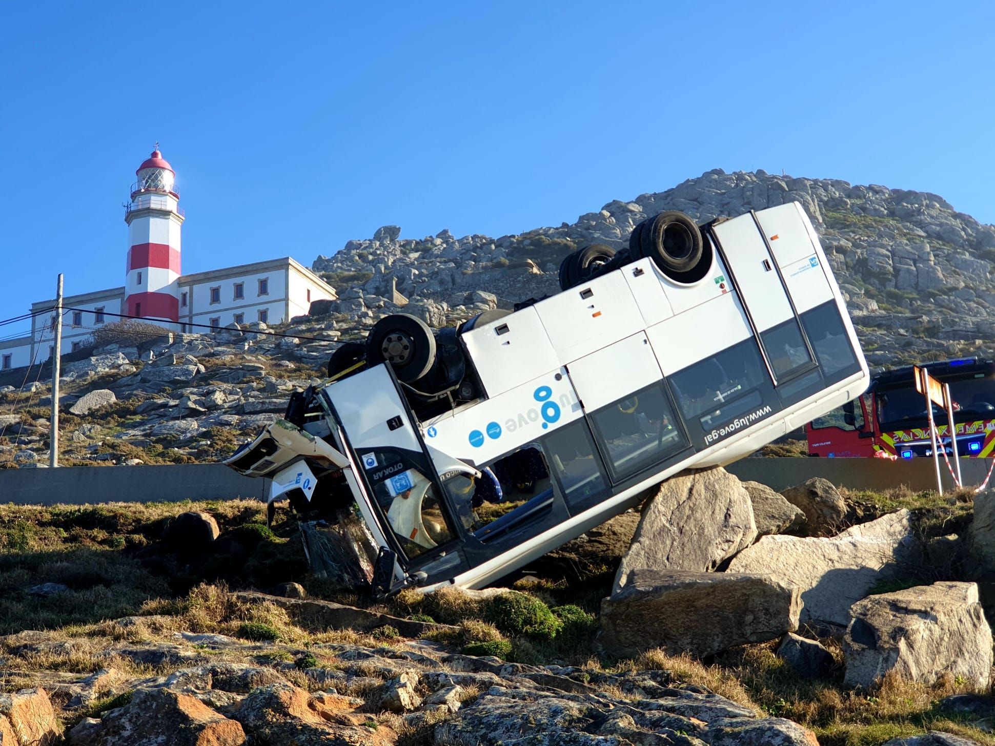 Cuatro heridos tras volcar un bus que quedó 'colgado' en las rocas de cabo Silleiro