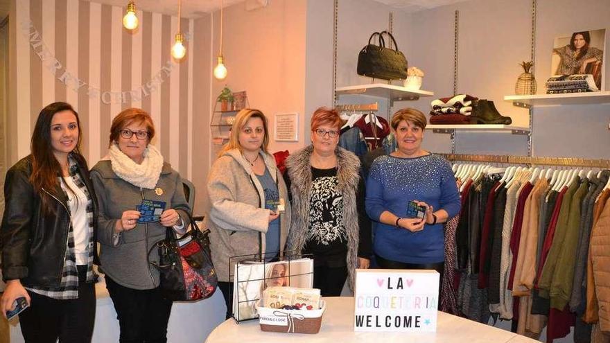 La edil de Promoción Económica, a la dcha., con comerciantes de Cambre en la presentación de la campaña.