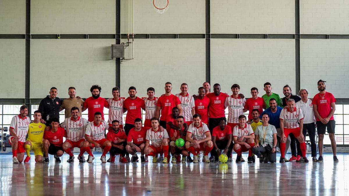 Fotografia de grup amb els membres del Girona FC i els interns del centre penitenciari.