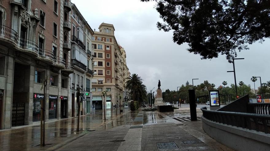 Una Alameda Principal en una tarde parisina, por eso del mal tiempo, con la particularidad de que en plena pandemia no hay nadie por las calles y el marqués de Larios, al fondo, parece contemplar su propia soledad. El grupo escultórico fue desplazado de sitio para dejar paso al tráfico intenso pero en estos días, el propósito ha perdido parte de su fundamento.