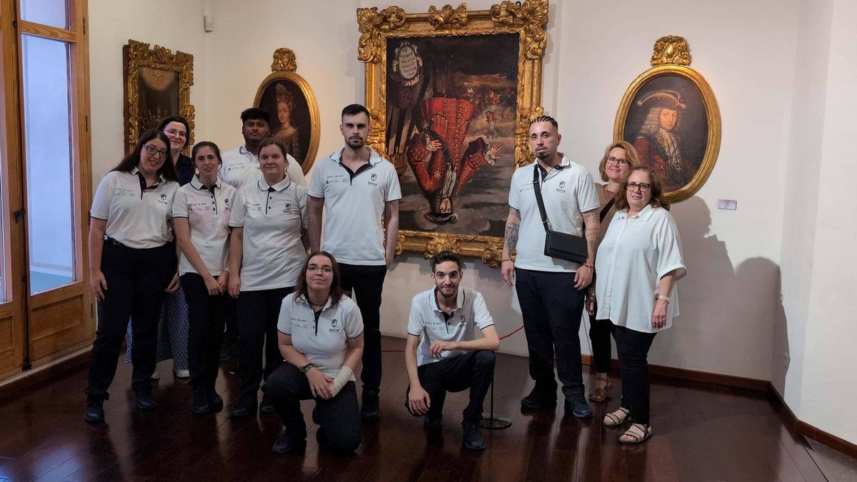 Un grupo de estudiantes de Xàtiva en la visita al cuadro de Felipe V, este viernes.
