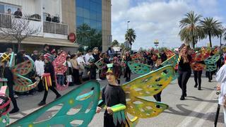 La rúa llena de color, música y alegría las calles de Ibiza