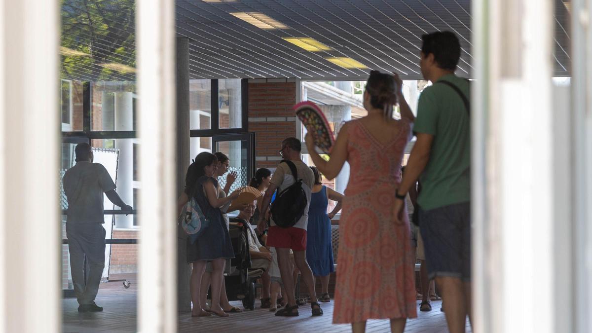 Más que un vestuario, una sauna: quejas por el calor “sofocante” en la piscina del Tossal de Alicante