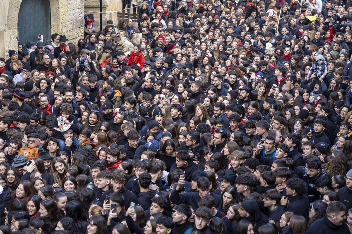 Bein den Sant Antoni-Feierlichkeiten wird es schon mal voll in den Gassen. Hier in Manacor 2025.