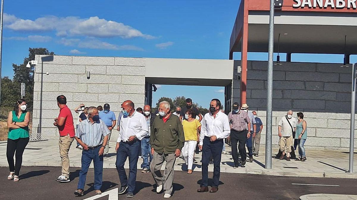 Barrios con cargos del PP y alcaldes, ayer en la estación del AVE en Otero de Sanabria. | A. S.