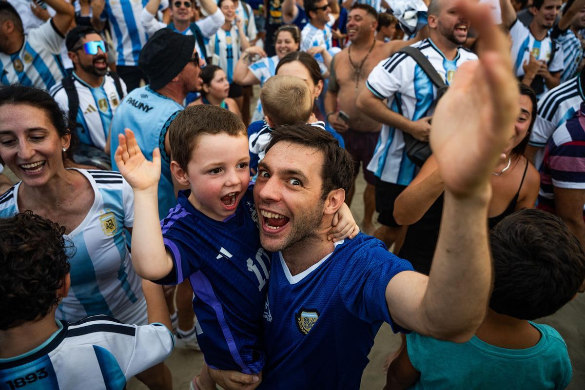 Aficionados argentinos se reúnen en la playa del Bogatell el día antes de la gran final contra España del Mundial