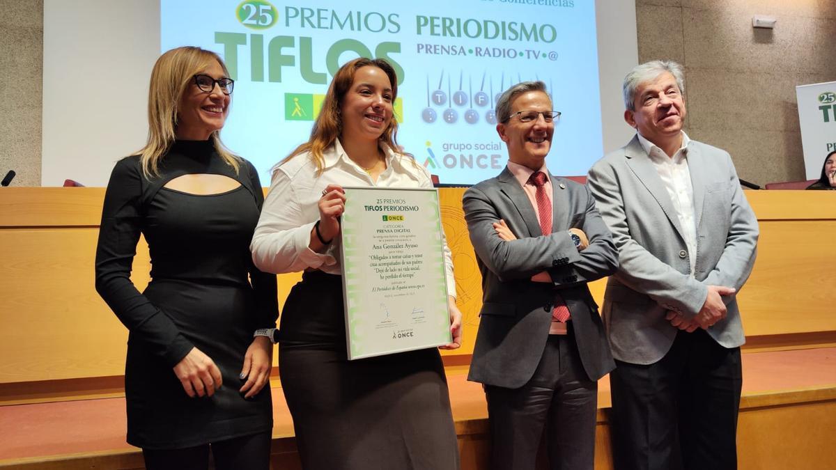 D'esquerra a dreta, Rocío Martínez (presentadora d'Antena3 i Onda Cero), Ana González Ayuso, d'EPE; el degà Jorge Clemente i Antonio Mayor, del Grup Social ONCE.