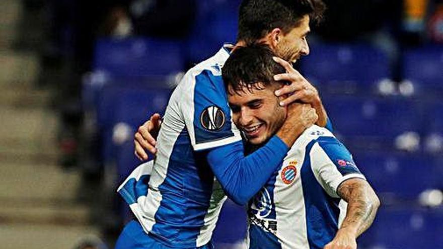 Lluís López és abraçat per Dídac Vilà després d&#039;anotar el 2-0