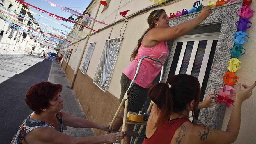 Vecinos decorando una de las calles del barrio